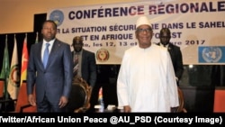 Le chef d'Etat togolais Faure Gnassinbgé, président de la Communauté économique des Etats d'Afrique de l'Ouest (Cédéao), à droite, à côté de son homologue malien Ibrahim Boubacar Keïta lors de l’inauguration du centre de coordination ouest-africain à Bamako, le 14 octobre 2017.