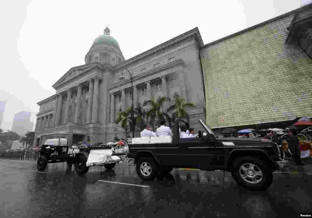 The funeral cortege carrying the body of Singapore's former Prime Minister Lee Kuan Yew drives past the old Supreme Court, March 29, 2015.