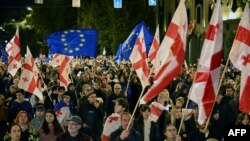 Изборите во Грузија се одржуваат под плаштот дека владата се соочува со обвинувања дека е под сè поголемо влијание од Русија, што предизвикува загриженост за прозападната ориентација на нацијата. 