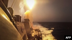 ກຳປັ່ນພິຄາດ Arleigh Burke-class USS Carney ຕິດລູກສອນໄຟນຳວິຖີ ຕອບໂຕ້ຕໍ່ການໂຈມຕີດ້ວຍລູກສອນໄຟຂອງຮູຕີ ແລະເຮືອບິນບໍ່ມີຄົນຂັບຕ່າງໆ ໄປພ້ອມໆກັນ ຢູ່ໃນທະເລແດງ, ເມື່ອວັນທີ 19 ຕຸລາ 2023.