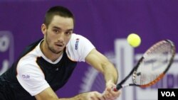 Petenis Victor Troicki asal Serbia dalam kejuaraan Kremlin Terbuka. (Foto: Dok)