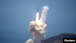 Essai du missile GMD du système de défense antimissile balistique des États-Unis sur la base aérienne de Vandenberg, en Californie, États-Unis, 30 mai 2017. 