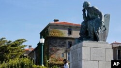 La statue du colon Britannic Cecil John Rhodes a l'universite de Cape Town press du centre Cape Town, Afrique du Sud, mars 17, 2015. (AP Photo/Schalk van Zuydam)