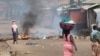 Une route barrée à Cosa dans la banlieue de Conakry, Guinée, le 14 octobre 2019. (VOA/Zakaria Camara)