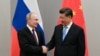Presiden Rusia Vladimir Putin berjabat tangan dengan Presiden China Xi Jinping selama pertemuan mereka di sela-sela KTT BRICS, di Brasilia, Brazil, 13 November 2019. (Foto: Sputnik/Ramil Sitdikov/Kremlin via REUTERS)