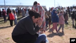 Dasia Pleitez se moli dok čeka svoju kćerku nakon pucnjave u srednjoj školi Nahvilleu.