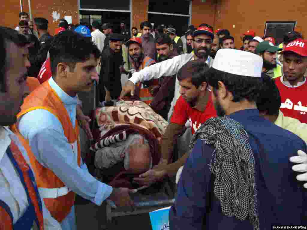 زلزلے کے شدید جھٹکوں کے بعد درجنوں افراد کے ہلاک ہونے کی اطلاعات موصول ہوئی ہیں۔