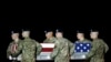 一组美国陆军士兵在多佛空军基地抬着在阿富汗阵亡的陆军中士林德洛·贾索的灵柩。(2018年11月26日)
