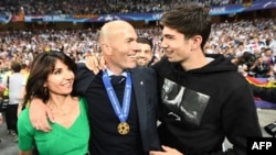 Zinedine Zidane avec son épouse Véronique et son fils Théo, à Kiev, le 26 mai 2018.
