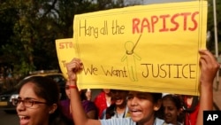 FILE - Siswa India memegang poster dan meneriakkan slogan dalam sebuah protes untuk meningkatkan kesadaran terhadap kekerasan terhadap perempuan di Mumbai, 10 Desember 2014. 