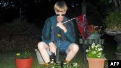 Foto Dylann Roof dari website Lastrhodesian.com allegedly shows Dylann Roof. Website ini yang ditemukan setelah terjadinya penembakan di Charleston juga menampilkan manifesto supremasi kulit putih.