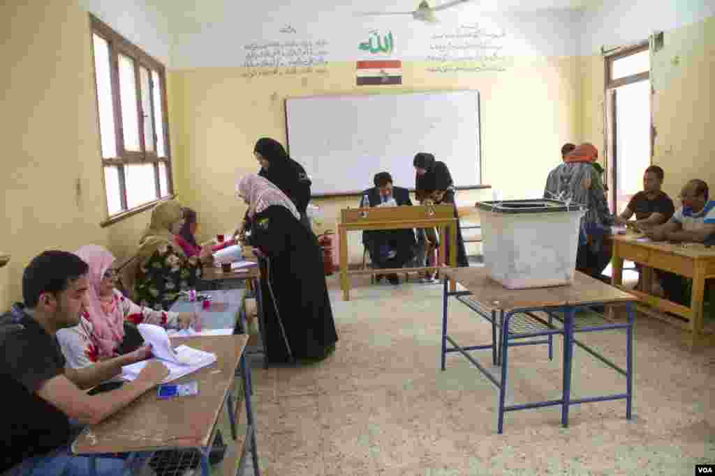 A polling station in Cairo, May 27, 2014. (Hamada Elrasam /VOA)
