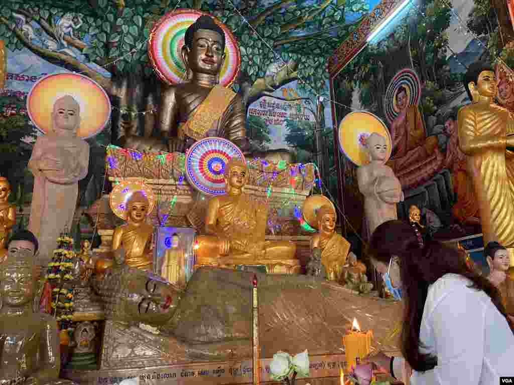 ទិដ្ឋភាពទូទៅនៃពិធីបុណ្យចូលឆ្នាំខ្មែរថ្ងៃទីមួយ ឯវត្តអារាមមួយ រាជធានីភ្នំពេញ នៅថ្ងៃទី ១៤ ខែមេសា ឆ្នាំ២០២០។ (ហ៊ាន សុជាតា/VOA)
