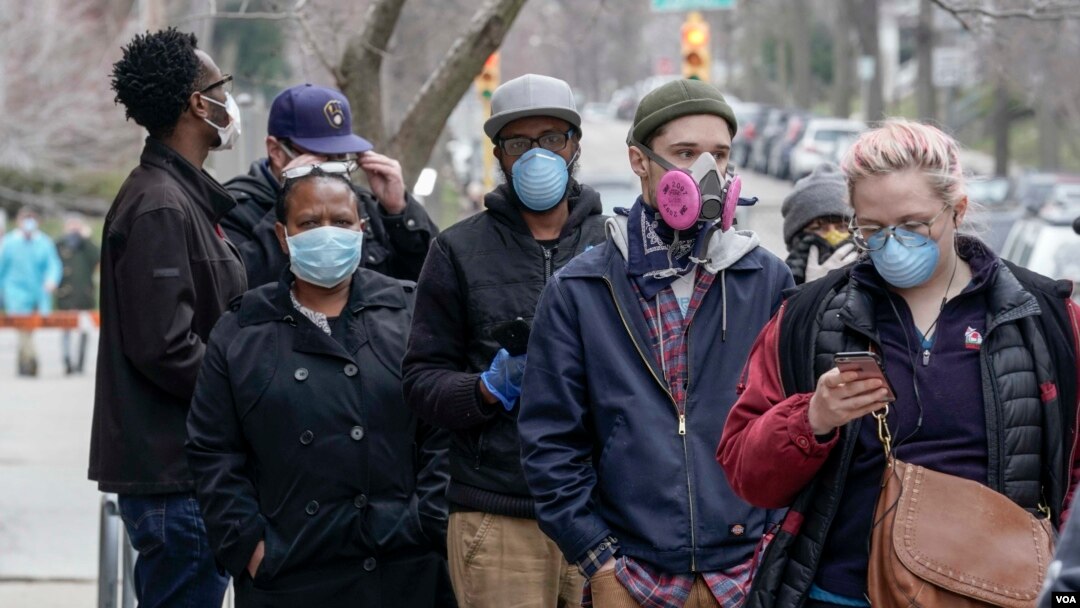 En Milwaukee, la ciudad más grandes del estado, solo cinco de los 180 centros de votación abrieron, con algunos votantes forzados a hacer fila por más de dos horas y media para emitir su voto.