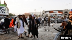 Para kombatan Taliban berjaga di lokasi ledakan bom di Kabul, Afghanistan, Sabtu, 6 Agustus 2022. (Foto: Ali Khara/Reuters)