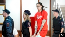 FILE - Bintang WNBA dan peraih medali emas Olimpiade dua kali Brittney Griner dikawal ke ruang sidang untuk sidang, di Khimki di luar Moskow, 7 Juli 2022.