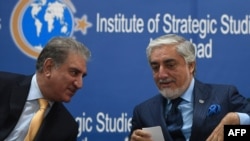 Kepala Dewan Tinggi Rekonsiliasi Nasional Afghanistan Abdullah Abdullah (kanan) dan Menteri Luar Negeri Pakistan Shah Mahmood Qureshi berbicang-bincang dalam sebuah acara di Islamabad, Pakistan, Selasa, 29 September 2020. 