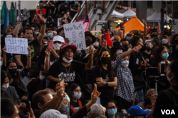 Protesters gather beside Victory Monument in Bangkok, Thailand, Oct. 1, 2022, (Tommy Walker/VOA)