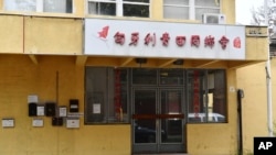 Kantor polisi luar negeri China yang diduga beroperasi tanpa sepengetahuan dari Kementerian Dalam Negeri Hungaria, terlihat berada di Budapest, Hungaria, dalam foto yang diambil pada 27 Oktober 2022. (Foto: AP/Anna Szilagyi)