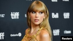Penyanyi Taylor Swift tiba di Festival Film Internasional Toronto (TIFF) di Toronto, Ontario, Kananda, pada 9 September 2022. (Foto: Reuters/Mark Blinch)