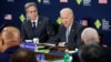 Presiden AS Joe Biden didampingi Menlu Antony Blinken menyampaikan pidato kepada para pemimpin Kepulauan Pasifik di kantor Deplu AS, hari Kamis (29/9). 