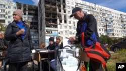 Проведення псевдореферендуму в тимчасово окупованому Маріуполі. Фото зроблене 24 вересня 2022 року. Фото AP