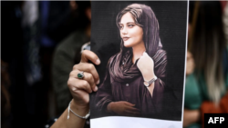 تصویر مهسا امینی در دست یک معترض ضدحکومتی