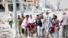 Tim penyelamat mengevakuasi jenazah yang terluka parah dari lokasi serangan bom mobil ganda di Ibu Kota Mogadishu, Somalia, Sabtu, 29 Oktober 2022. (Foto: AP)