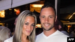 Pelari olimpiade Oscar Pistorius bersama pacarnya Reeva Steenkamp di Johannesburg, 26/1/2013.