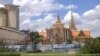សកម្មភាព​រុះរើ​របង​ពុទ្ធសាសនបណ្ឌិត្យ​នៅ​ជាប់អគារ​កាស៊ីណូ Naga World នៅ​រាជធានី​ភ្នំពេញ។ (រូប​ថត​ពី​វីដេអូ​ទំព័រ​ហេ្វសប៊ុក សម រង្ស៊ី)