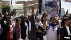 Demonstran anti pemerintah mengacungkan tanda kemenangan, dalam unjuk rasa menuntut mundurnya Presiden Ali Abdullah Saleh di Sanaa (9/10).