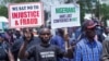 Des partisans du Peoples Democratic Party (PDP) manifestent devant le siège de la commission électorale, mécontents des résultats de l'élection du 25 février à Abuja, au Nigeria, le 6 mars 2023.