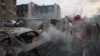 Pekerja darurat terlihat berada di lokasi serangan rudal Rusia di Kyiv, Ukraina 9 Maret 2023. (Foto: REUTERS/Gleb Garanich)
