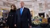 Le président américain Donald Trump, à droite, et la première dame Melania Trump quittent la rotonde du Capitole après avoir assisté à un mémorial pour l'évangéliste Billy Graham à Washington, le 28 février 2018.