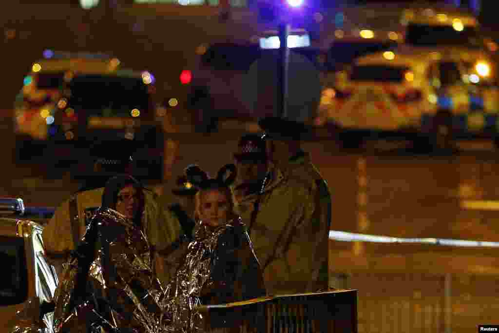 Wasu mata biyu na anfani da wani bargo a filin shakatawa dake kusan Manchester inda waqdansu 'yan lunar bakin wake suka kai harin bama bamai inda 'war kasar Amurka mawakiya Ariana Grande ta yi waka, a Manchester a arewacin England dake Britaniya, ranar Talata 23 ga watan Mayu shekarar 2017. 