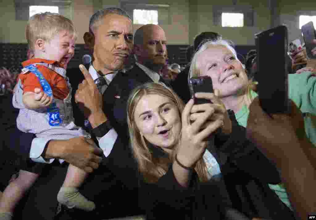 ប្រធានាធិបតីអាមេរិកលោក Barack Obama លើកកុមារ Brooks Breitwieser អាយុ ១០ខែ ខណៈដែលលោកជួបស្វាគមន៍ក្រុមអ្នកគាំទ្រលោកស្រី Hillary Clinton នៅវិមាន Capital University Field House ក្នុងក្រុង Columbus រដ្ឋ Ohio កាលពីថ្ងៃទី០១ ខែវិច្ឆិកា ឆ្នាំ២០១៦។ 