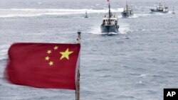 Kapal nelayan Tiongkok berlayar di sekitar karang Meiji di provinsi Hainan, Laut China Selatan (Foto: dok). Pemerintah Tiongkok akan memberlakukan patroli bagi kapal-kapal asing yang memasuki wilayah perairan Laut China Selatan yang disengketakan, mulai 1 Januari 2013.
