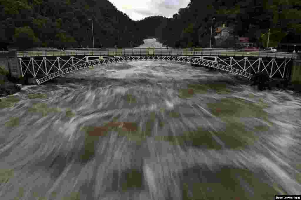ទឹកជំនន់ហូរឆ្លងកាត់ស្ពាន Cataract Gorge ក្នុងក្រុង Launceston រដ្ឋ Tasmania ប្រទេសអូស្រ្តាលី។ 