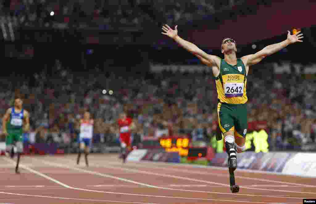 Oscar Pistorius celebrates winning the men's 400 meter final during the London 2012 Paralympic Games, Sept. 8, 2012.