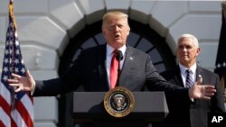 Presiden Amerika Serikat Donald Trump (kiri), didampingi Wapres Mike Pence (kanan) di Gedung Putih, Washington D.C, 27 Juli 2018.