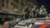 Членови на „Вагнер“ седат на тенк на улица во Ростов-на-Дон, Русија, 24 јуни 2023 година