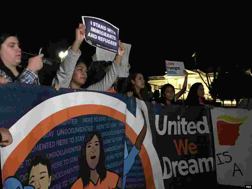 Para demonstran anti-Trump berseru "Donald Trump harus turun" saat mereka berkumpul di dekat Gedung Putih di Washington, D.C. (10/11). (VOA/Jesusemen Oni)