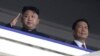 지난해 7월 북한 평양에서 한국전 정전 60주년을 맞아 '전승절 기념 열병식'이 열린 가운데, 김정은 국방위원회 제1위원장(왼쪽)이 중국의 특사인 리위안차오 국가부주석과 열병식을 지켜보고 있다.