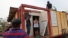 Des familles nettoient ce qui reste de leurs maisons après le passage de l’ouragan Maria à Toa Baja, Porto Rico, 18 octobre 2017.