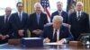 Trump Tandatangani Paket Stimulus $2,2 Triliun, Paksa GM Produksi Ventilator
