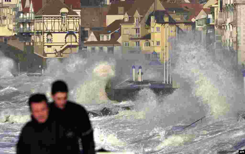 Ombak memecah tembok pembatas di Wimereux, Perancis di pesisir Channel. Air pasang yang tinggi dan angin yang kencang telah mendatangkan banjir di wilayah Inggris dan Perancis.