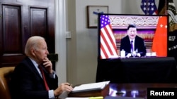 FILE: Presiden AS Joe Biden dalam pertemuan virtual dengan Presiden China Xi Jinping di Gedung Putih, Washington, 15 November 2021. (REUTERS/Jonathan Ernst)