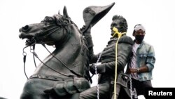 Demonstrant omota lance i užad oko statue predsjednika Andrewa Jacksona u vašingtonskom Lafayette Parku 22. juna 2020. Američki predsjednik Donald Trump potpisao je izvršnu uredbu 29. januara 2025., čiji je cilj zaštita spomenika i statua od vandalizma.