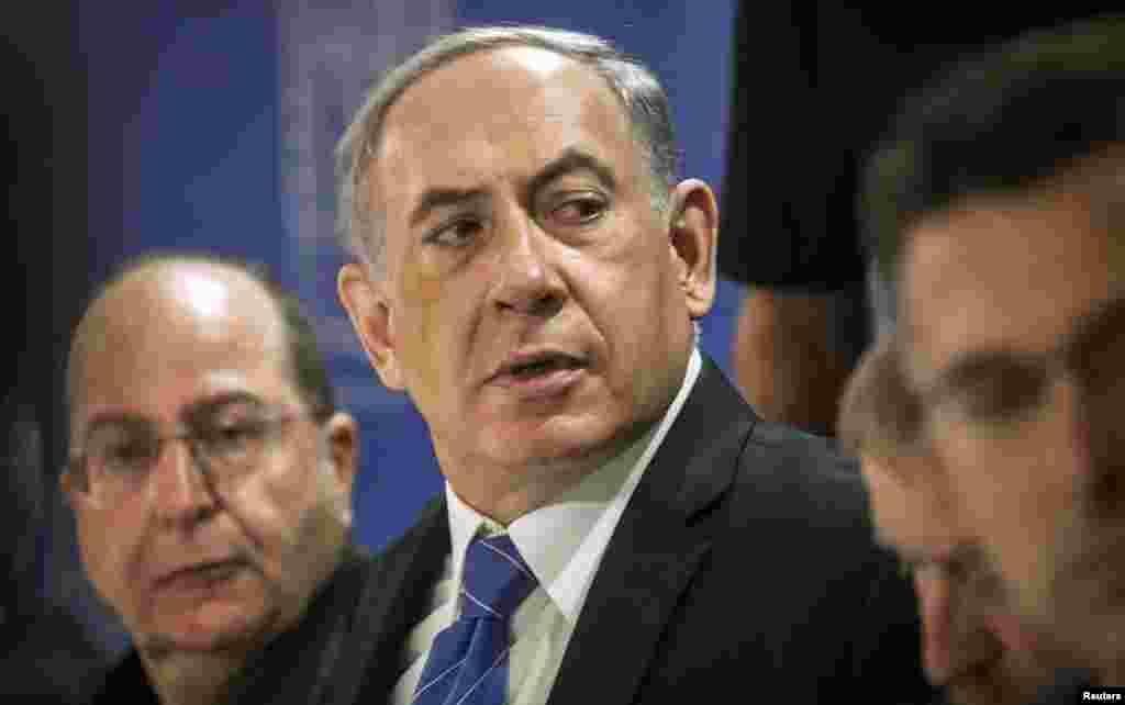 Israel's Prime Minister Benjamin Netanyahu (C) and Defense Minister Moshe Yaalon (L) attend a cabinet meeting in Tel Aviv July 31, 2014.