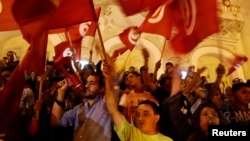 Des manifestants marchent dans les rues de Tunis, en Tunisie, le 17 juillet 2014.